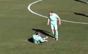 Απίστευτο περιστατικό σε φιλικό της Λουγκάνο: Ο Κούτσιας δέχθηκε επίθεση από συμπαίκτη του την ώρα του αγώνα (vid)