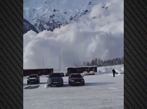 Συγκλονιστικές εικόνες στη Ρωσία: Η στιγμή που χιονοστιβάδα έπληξε χιονοδρομικό κέντρο Έλμπρους