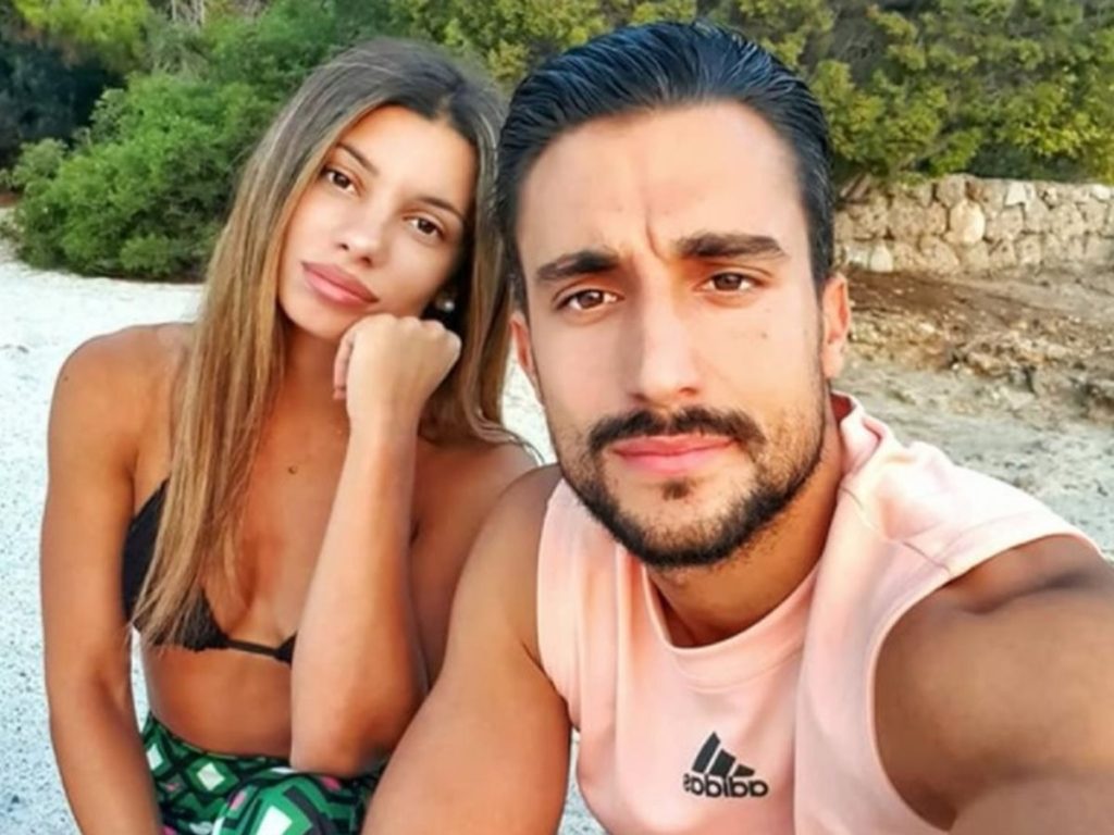 Σάκης Κατσούλης – Μαριαλένα Ρουμελιώτη: Οι πρώτες εικόνες από τον παραμυθένιο γάμο τους και το εντυπωσιακό νυφικό