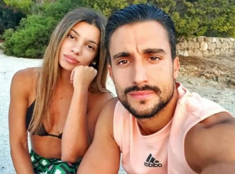 Σάκης Κατσούλης – Μαριαλένα Ρουμελιώτη: Οι πρώτες εικόνες από τον παραμυθένιο γάμο τους και το εντυπωσιακό νυφικό