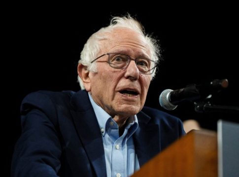 «Χαστούκι» Σάντερς κατά Τραμπ: Θυμίζει τα πιο σκοτεινά κεφάλαια των αμερικανικών επεμβάσεων στη Λατινική Αμερική