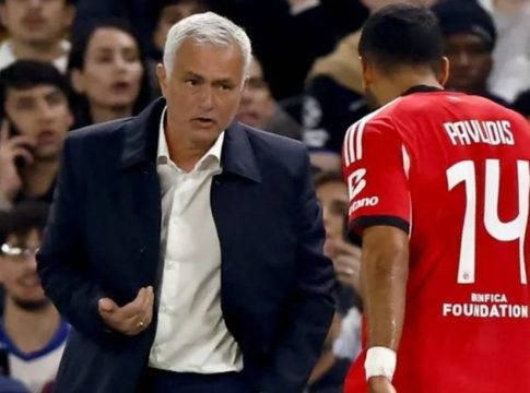 Μουρίνιο: «Ο Παυλίδης δέχεται κριτική αλλά δουλεύει πολύ για την ομάδα»