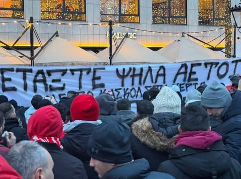 Το συγκλονιστικό πανό των φιλων του Ολυμπιακού για τα αδικοχαμένα «αετόπουλα» (pic)