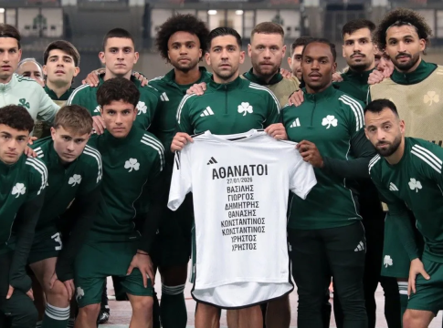 Η φανέλα που κράτησαν οι παίκτες του Παναθηναϊκού για τους αδικοχαμένους οπαδούς του ΠΑΟΚ (pic)