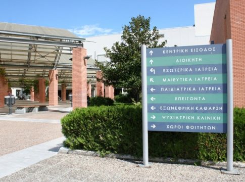 Χούλιγκανς επιτέθηκαν σε δημοσιογράφους σε ζωντανή μετάδοση έξω από το νοσοκομείο «Παπαγεωργίου» (vid)