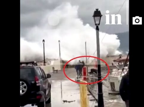 Παράλιο Άστρος: Λιμενικός παρασύρθηκε από τα τεράστια κύματα – Σοκάρει το βίντεο ντοκουμέντο