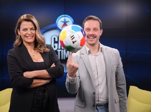 Ο Δημήτρης Μακαλιάς σκίζει το σενάριο και μετατρέπει το GAME TIME σε stand-up show