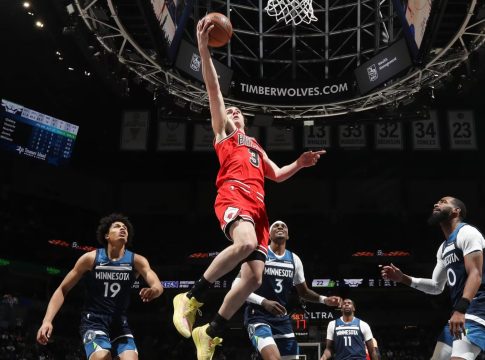 Με νίκες συνέχισαν στο ΝΒΑ, Κλιπέρς, Σπερς και Μπουλς (vids)