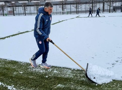 Απίστευτο στιγμιότυπο: Ο Μεντιλίμπαρ καθαρίζει το χιόνι πριν την προπόνηση του Ολυμπιακού