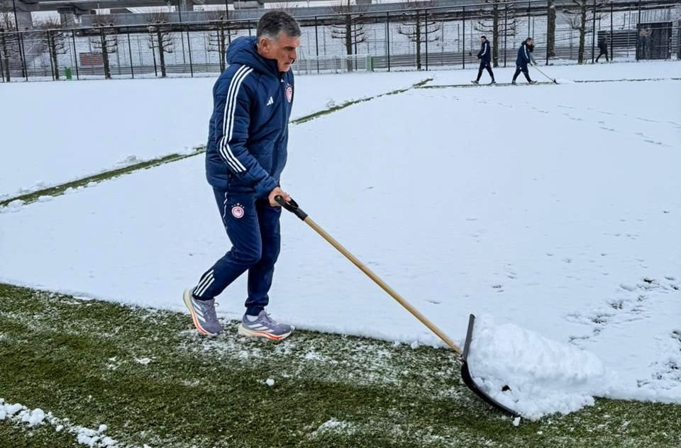 Απίστευτο στιγμιότυπο: Ο Μεντιλίμπαρ καθαρίζει το χιόνι πριν την προπόνηση του Ολυμπιακού
