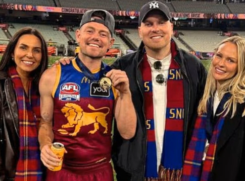 Σκάνδαλο στην Αυστραλία: Πασίγνωστος σταρ… πιάστηκε να ερωτοτροπεί με τη φίλη της συζύγου του! (pics)