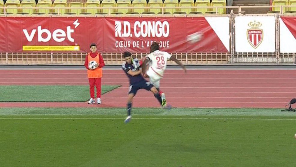 Πήγε να του… κόψει την μπάλα: Το «δολοφονικό» μαρκάρισμα του Κουλιμπαλί στον Ταλιαφίκο που του θύμισε τον Μίλερ (pic, vid)