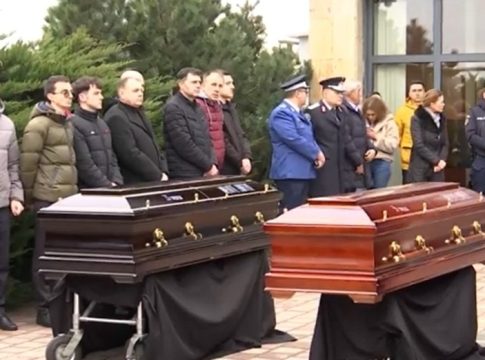 Ρίγη συγκίνησης στο αεροδρόμιο της Τιμοσοάρα: Επαναπατρίζονται με το C130 οι σοροί των επτά φιλάθλων του ΠΑΟΚ