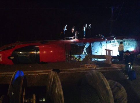 Ισπανία: Τουλάχιστον εφτά νεκροί και αρκετοί τραυματίες από σύγκρουση τρένων (vids)
