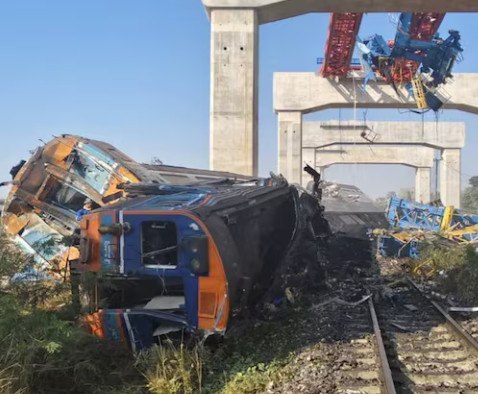 Τραγωδία στην Ταϊλάνδη με 22 νεκρούς και δεκάδες τραυματίες: Γερανός έπεσε πάνω σε τρένο