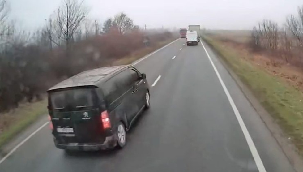 «Το τιμόνι δεν μπορεί να μπλόκαρε, γιατί ενεργοποιήθηκε το φλας» – Οι εικασίες ειδικών για το δυστύχημα στη Ρουμανία