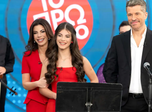 Λιόνα Βαρθακούρη: Η πρώτη τηλεοπτική εμφάνιση της κόρης του Χάρη και της Αντελίνας – Τραγούδησε στο πλατό και συγκίνησε