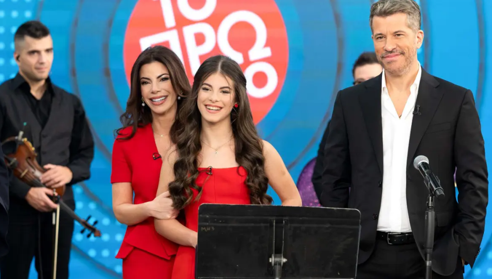 Λιόνα Βαρθακούρη: Η πρώτη τηλεοπτική εμφάνιση της κόρης του Χάρη και της Αντελίνας – Τραγούδησε στο πλατό και συγκίνησε