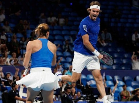 Νίκη και στο μεικτό διπλό για Τσιτσιπά, Σάκκαρη επί της Ιαπωνίας και υποψηφιότητα για οκτάδα η εθνική