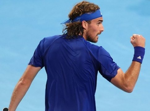 Ο Τσιτσιπάς νίκησε τον Μπίλι Χάρις και έκανε το 1-0 για την Ελλάδα κόντρα στη Μεγάλη Βρετανία (2-1 σετ)