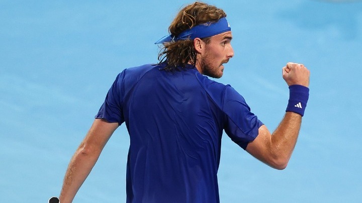 Ο Τσιτσιπάς νίκησε τον Μπίλι Χάρις και έκανε το 1-0 για την Ελλάδα κόντρα στη Μεγάλη Βρετανία (2-1 σετ)