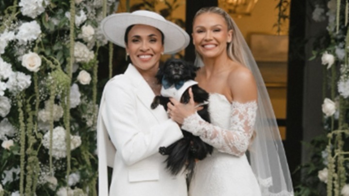 Η σπουδαιότερη παίκτρια στο ποδόσφαιρο γυναικών παντρεύτηκε την σύντροφό της (pics)