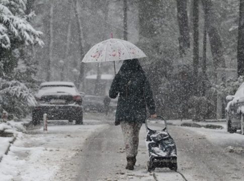Έρχεται πολικό ψύχος από την Κυριακή – Χιόνια και στα πεδινά τη Δευτέρα – Πού θα το στρώσει