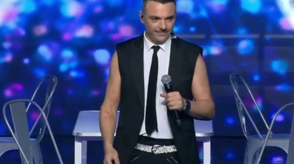 Κώστας Δόξας… Τέλος: Τον… διώχνουν από το J2US μετά την καταδίκη του για ενδοοικογενειακή βία – Η επίσημη ανακοίνωση του OPEN