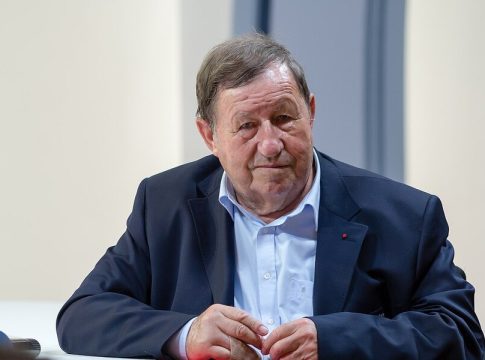 Σάλος στη Γαλλία με δηλώσεις του Γκι Ρου: «Η γυναίκα είναι φτιαγμένη για να γεννά, όχι για το ποδόσφαιρο»