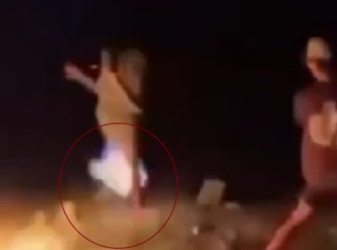 Βίντεο – σοκ: Έβαλε φωτιά στον φίλο του με βενζίνη και γέλαγε ενώ εκείνος προσπαθούσε να σωθεί