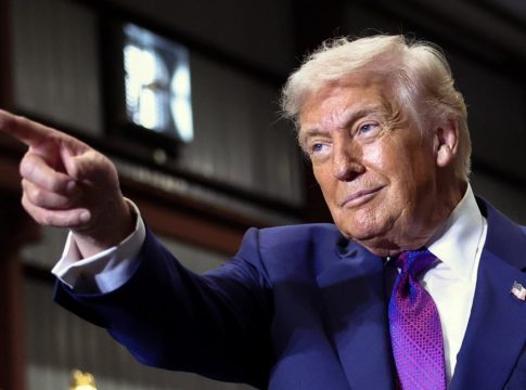 Τραμπ: «Εξετάζει» περιορισμένο πλήγμα στο Ιράν – Τι υποστηρίζει η Τεχεράνη για τις απαιτήσεις των ΗΠΑ