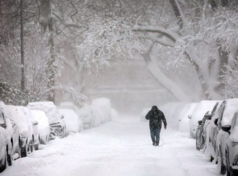 Νέα Υόρκη: «Από τη δεκαετία του ’60» έχει να πέσει τόσο χιόνι – Δείτε φωτογραφίες και βίντεο