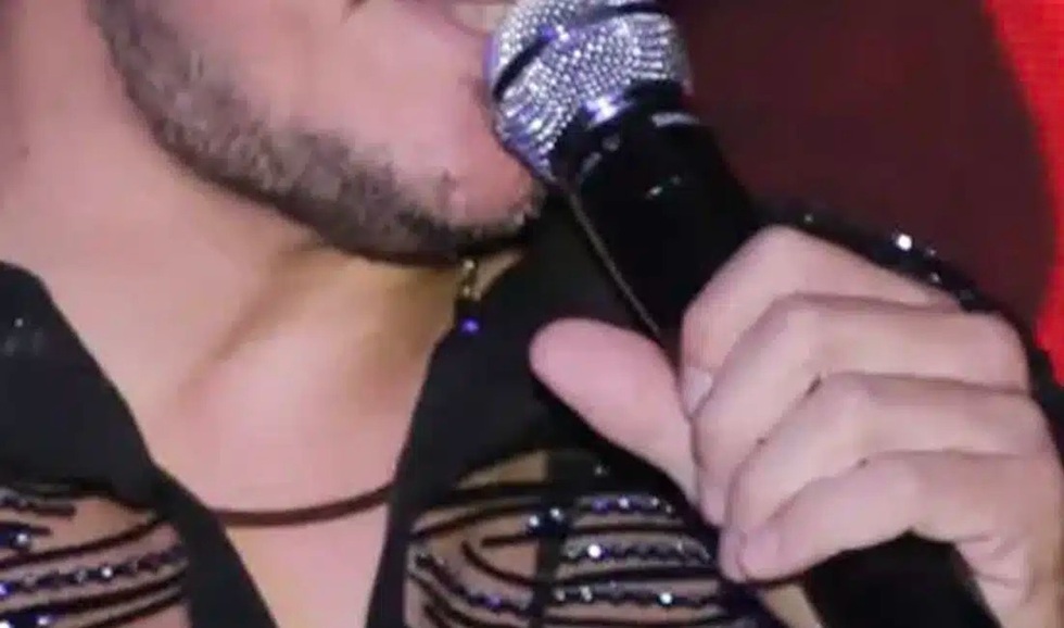 Έλληνας τραγουδιστής γύρισε σπίτι κι έπιασε την σύντροφό του με άλλον – Ποιος είναι