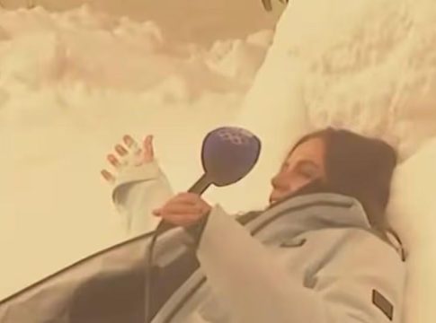 Έπος: Δημοσιογράφος εμφανίστηκε μεθυσμένη σε ζωντανή μετάδοση από τους Χειμερινούς Ολυμπιακούς Αγώνες (vid)