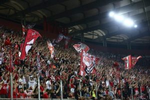 Στην Τούμπα αντιπροσωπεία της Θύρας 7 – Τίμησε τους επτά οπαδούς του ΠΑΟΚ (vid)