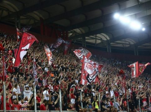 Στην Τούμπα αντιπροσωπεία της Θύρας 7 – Τίμησε τους επτά οπαδούς του ΠΑΟΚ (vid)