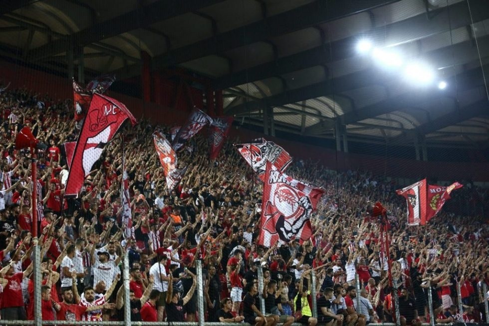 Στην Τούμπα αντιπροσωπεία της Θύρας 7 – Τίμησε τους επτά οπαδούς του ΠΑΟΚ (vid)