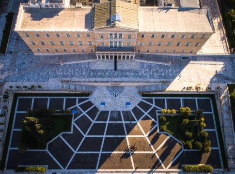 Ποιους θεσμούς εμπιστεύονται οι Έλληνες και τι βλέπουν ως «απειλή» για τη Δημοκρατία