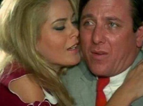 Ο Κώστας Βουτσάς που γεννήθηκε ως Σαββόπουλος πλήρωσε… πόρνη για να παραστήσει τη μάνα του