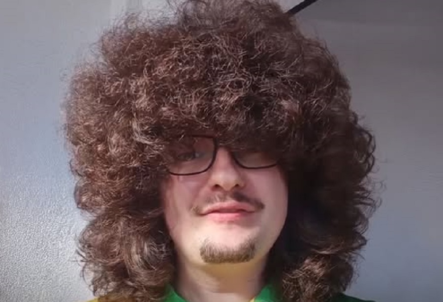 Πλησιάζει η ιστορική στιγμή: Θα κουρευτεί ο οπαδός της Γιουνάιτεντ; – Πώς θα είναι κουρεμένoς (pics)