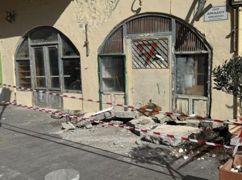 Ρέθυμνο: Κατέρρευσε τμήμα κτιρίου σε κεντρικό δρόμο – Από θαύμα δεν υπήρξαν θύματα