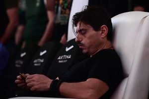 Οργισμένος Γιαννακόπουλος: «Παίκτες, προπονητές, βοηθοί θα πρέπει να παραιτηθείτε με το που γυρίσετε στην Αθήνα» (vid)