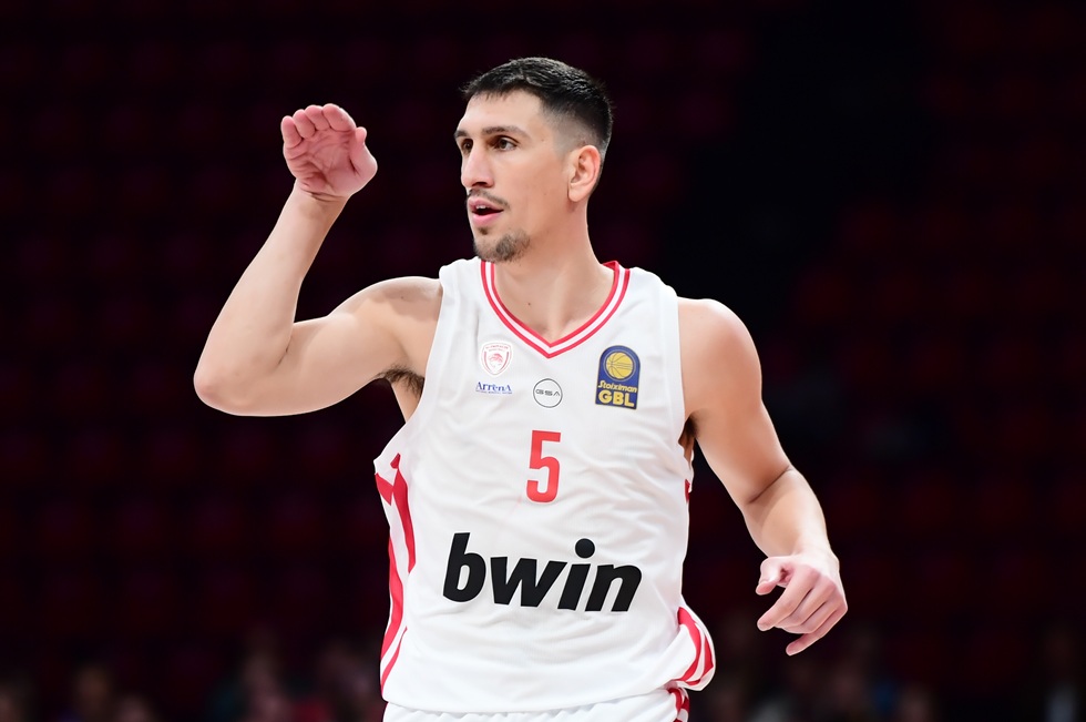 Νέο πρόβλημα στον Ολυμπιακό: Τραυματίστηκε ο Λαρεντζάκης