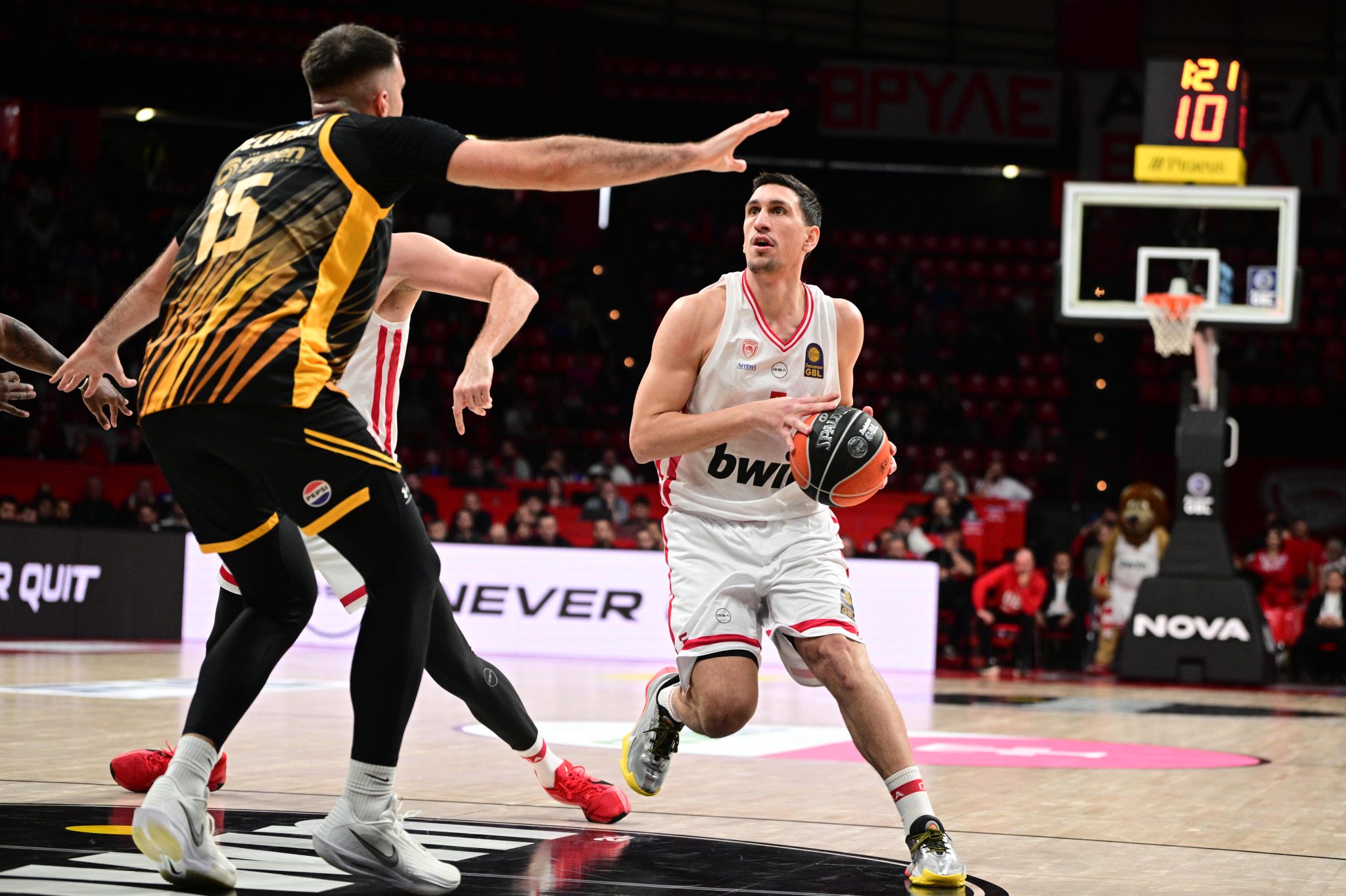 Οι αθλητικές μεταδόσεις της Τρίτης (17/2): Champions League και Κύπελλο Ελλάδας στο «μενού»