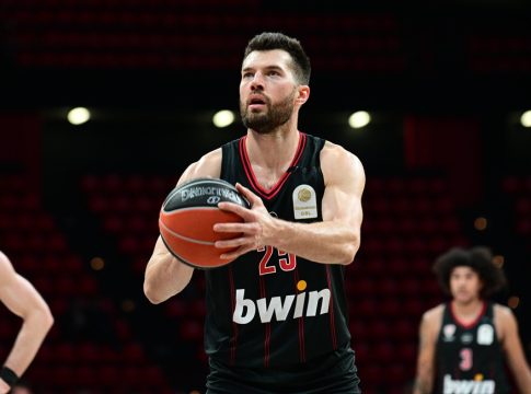 Η διευκρίνηση του Πίτερς για το παρκέ: «Η χρήση αυτοκόλλητων δεν αρέσει στους παίκτες»