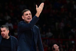 Χαμός με Μπαρτζώκα στο Ντουμπάι: Ανέβηκε στην εξέδρα να ζητήσει τον λόγο από οπαδό που τον έβρισε (vid)