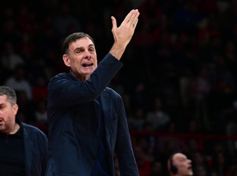 Χαμός με Μπαρτζώκα στο Ντουμπάι: Ανέβηκε στην εξέδρα να ζητήσει τον λόγο από οπαδό που τον έβρισε (vid)