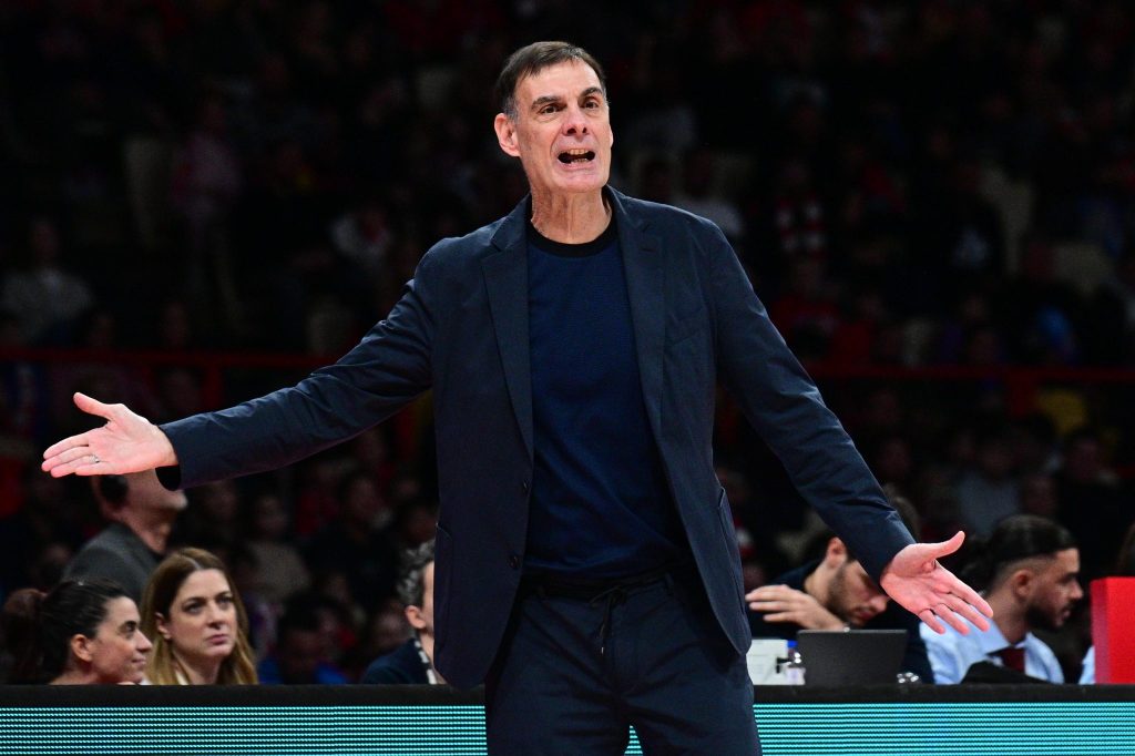 Όταν φτάνεις μέχρι το Ντουμπάι μόνο για να βρίσεις τον Γιώργο Μπαρτζώκα (vid)