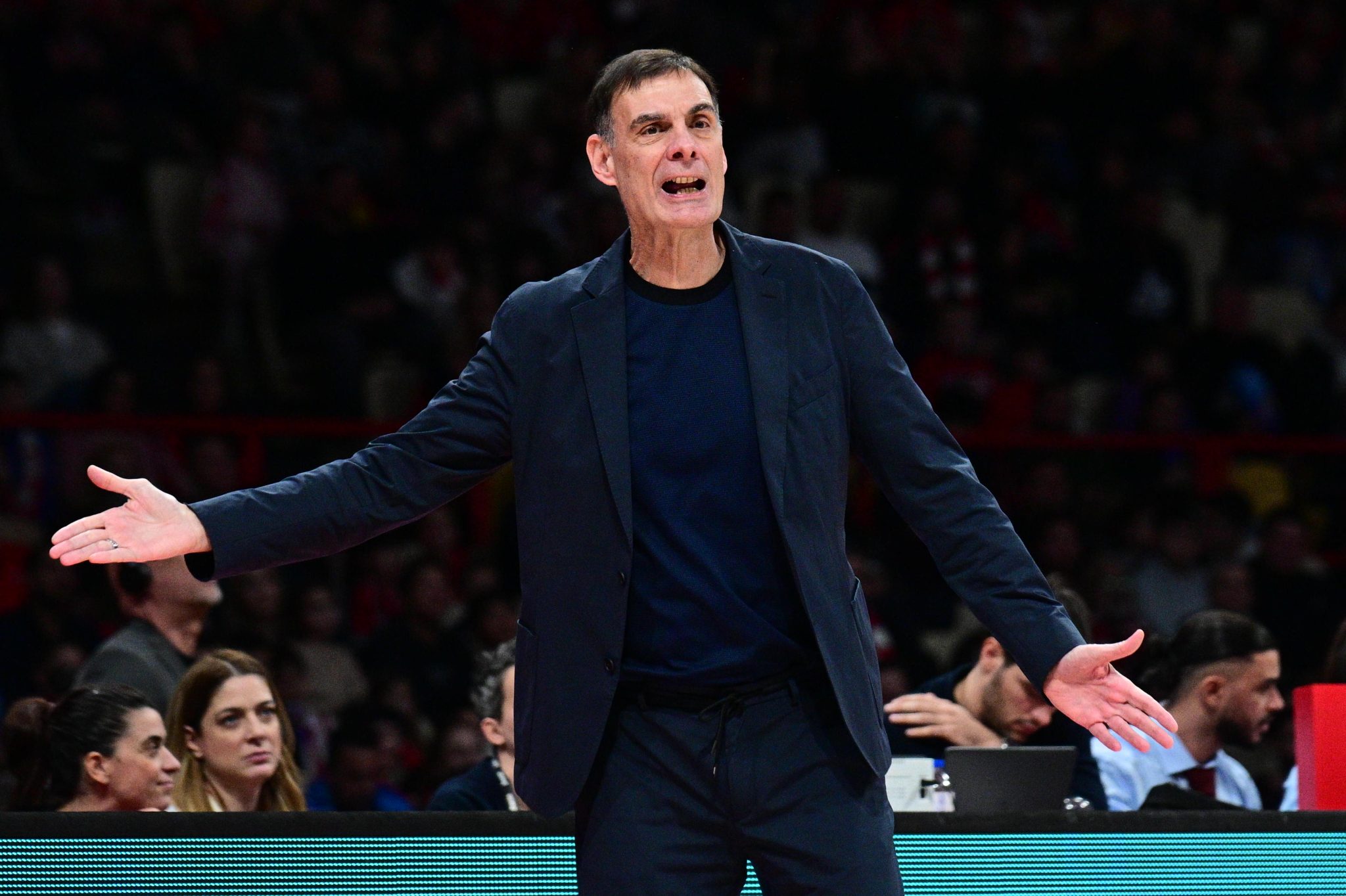 Όταν φτάνεις μέχρι το Ντουμπάι μόνο για να βρίσεις τον Γιώργο Μπαρτζώκα (vid)