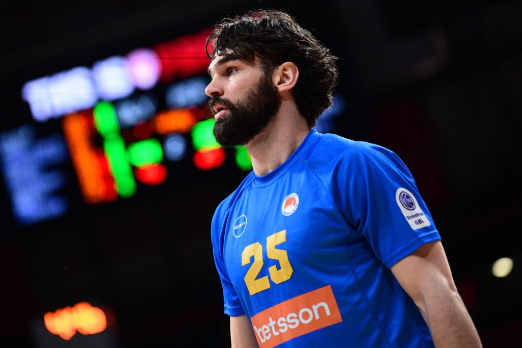 Γουίλ Κάριους στο «10»: «Είναι ωραίο να παίζεις κόντρα στον Ολυμπιακό, μαθαίνεις πολλά για το μπάσκετ» (vids)